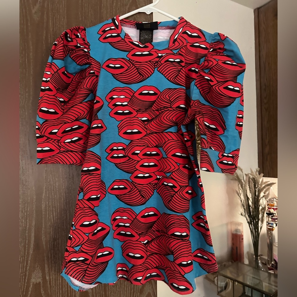 Nooworks Mouths print puff sleeve top S like new